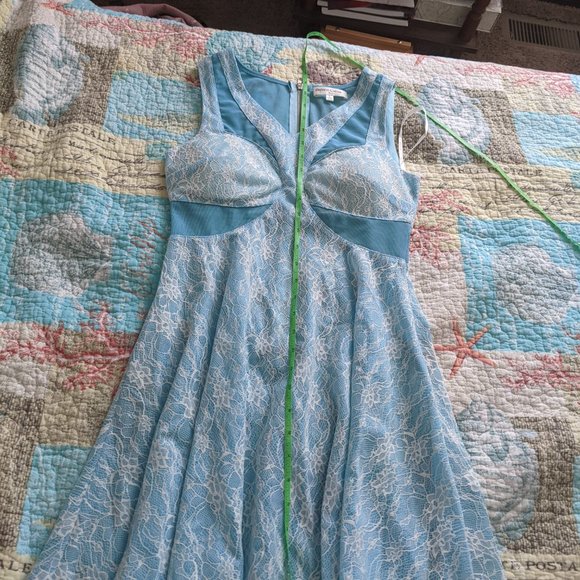 Lace mini dress - Picture 7 of 7